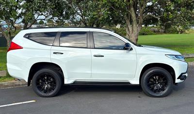 2016 Mitsubishi Pajero Sport - Thumbnail