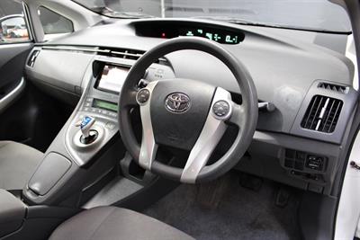 2011 Toyota PRIUS - Thumbnail