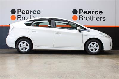 2011 Toyota PRIUS - Thumbnail