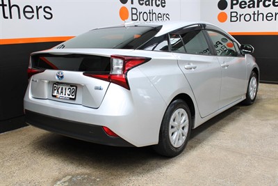 2019 Toyota PRIUS - Thumbnail