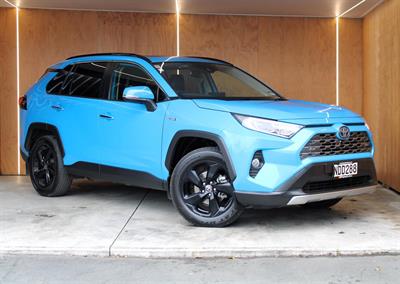 2020 Toyota RAV4 - Thumbnail