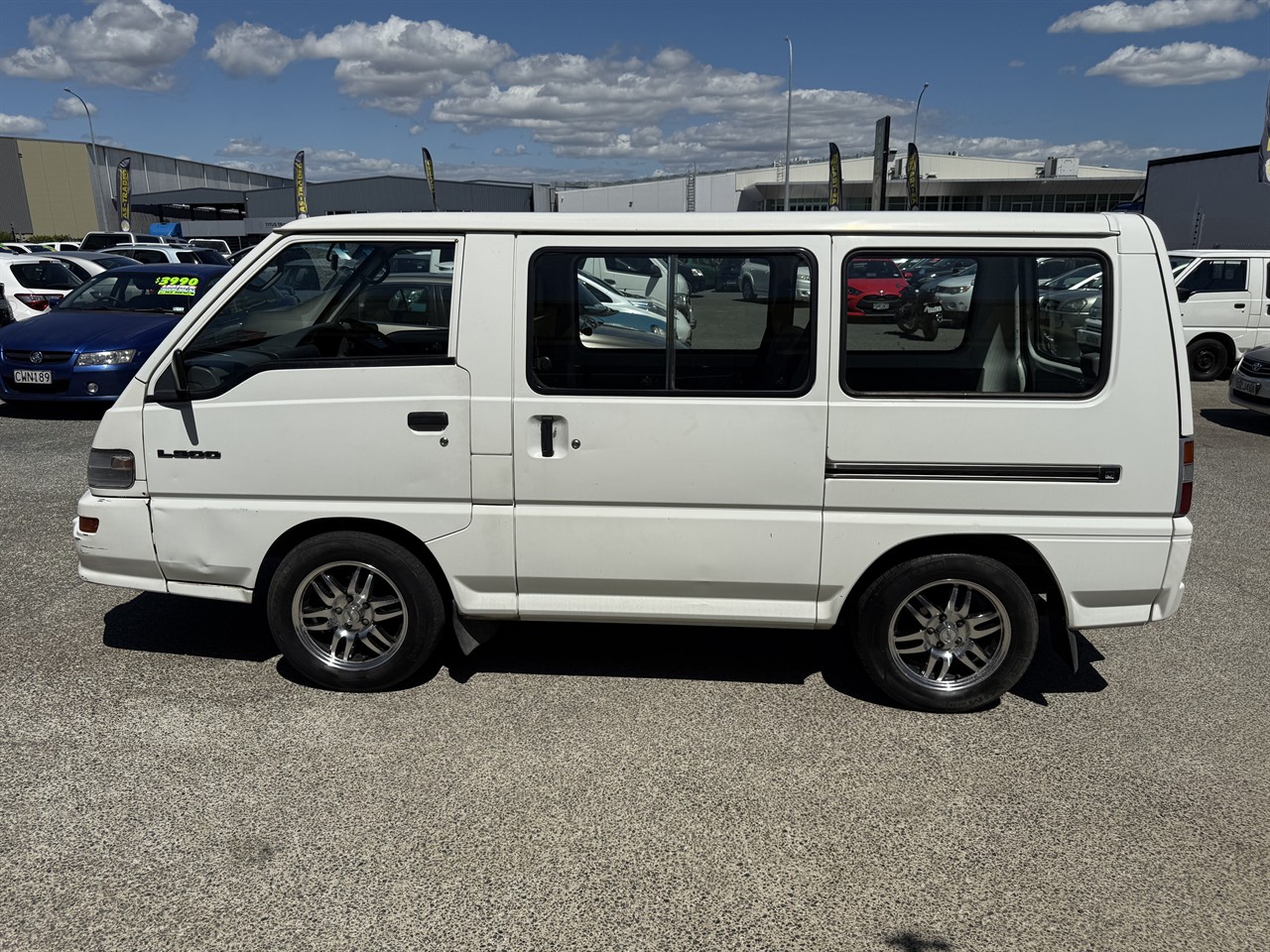 2009 Mitsubishi L300