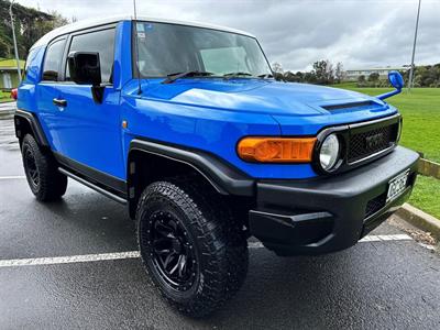 2011 Toyota FJ Cruiser - Thumbnail