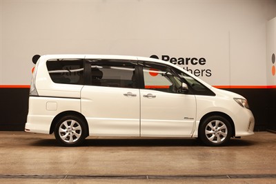 2012 Nissan Serena - Thumbnail