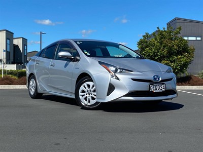 2018 Toyota Prius - Thumbnail