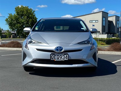 2018 Toyota Prius - Thumbnail