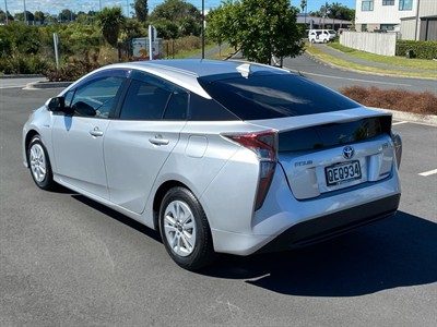 2018 Toyota Prius - Thumbnail