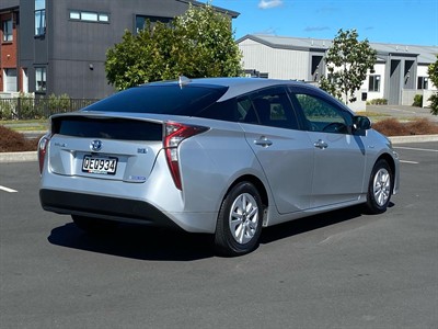 2018 Toyota Prius - Thumbnail