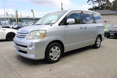 2007 Toyota Noah - Thumbnail