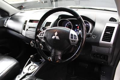 2011 Mitsubishi Outlander - Thumbnail